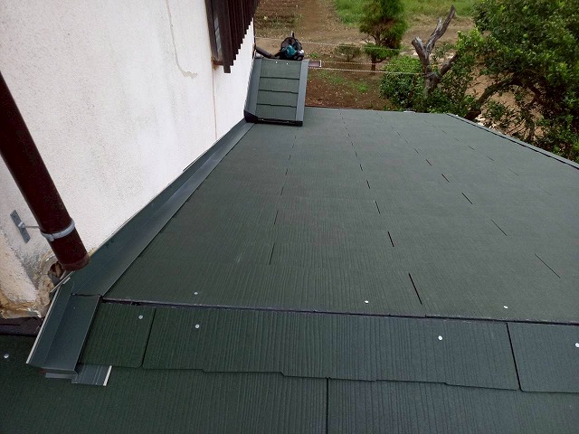 屋根葺き替え工事の「コロニアルグラッサ」による本体施工が完了