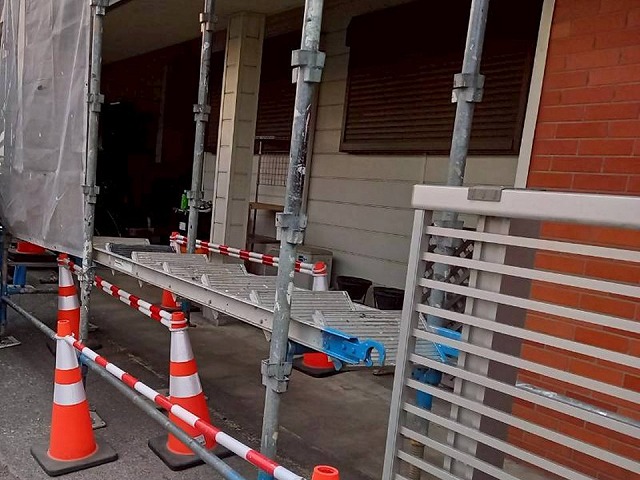 住宅屋根工事で足場の昇降階段の一部を取り外して無断侵入対策