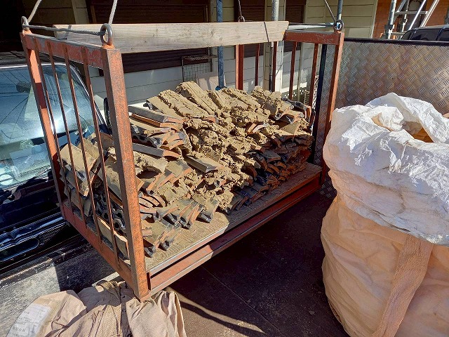 屋根葺き直し工事の解体した棟瓦やその他のガラ