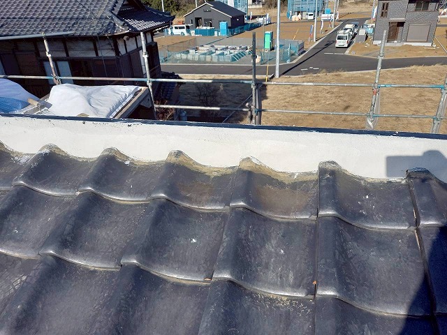 屋根葺き直し工事の大棟部の土台が完成