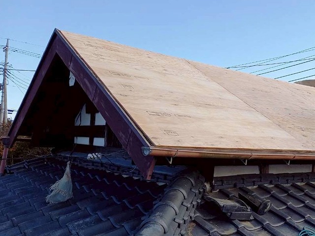 瓦屋根葺き替え工事の野地板増し張り工程が完了