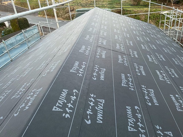 新築住宅屋根仕上げ工事の「ニューライナールーフィング」敷設工程が完了