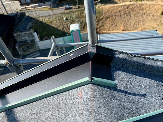 屋根頂上部の捨て水切り折り曲げ加工