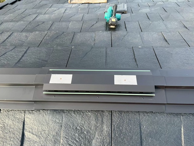 新築住宅屋根工事の棟部への換気本体取り付け状況