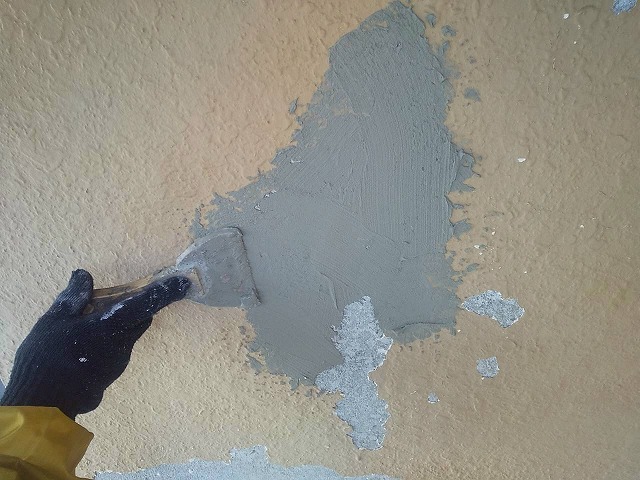 モルタル外壁塗装工事で補修材を用いた塗膜剥がれの補修