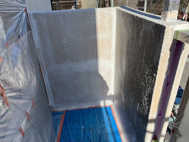 モルタル外壁塗装工事の微弾性フィラーを用いた下塗りが完了