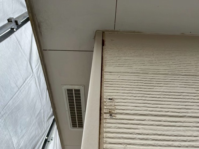 雨樋交換工事で軒樋や竪樋、受け金具などの撤去が完了した状態