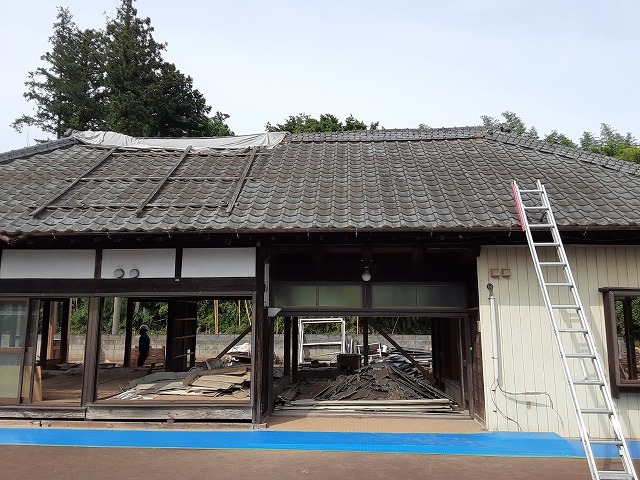 コロニアルに葺き替えるために調査を行った瓦屋根の平屋住宅