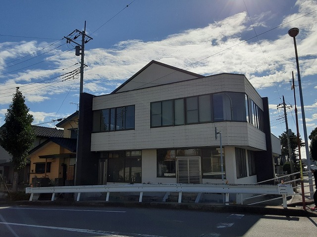 つくば市のトップハットのある陸屋根住宅で屋上シート防水や金属屋根に傷みを確認