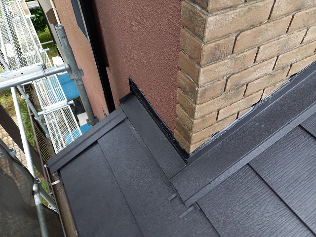 下屋根とレンガ調外壁との取り合い部のコーキング処理状況