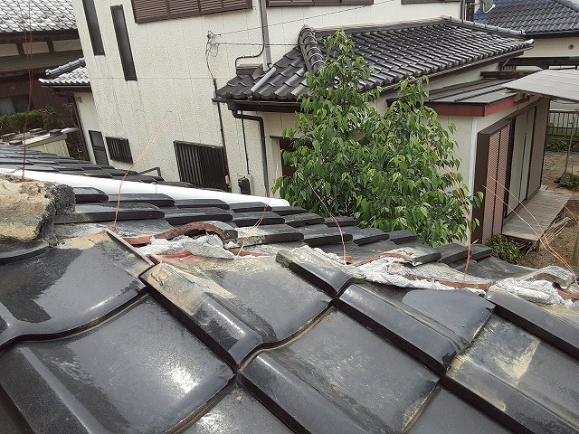 下屋根部棟取り直し工事で半端瓦の再取り付けが完了