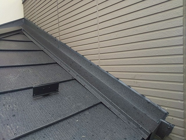 屋根カバー工事で下屋根部雨押え板金上へのコーキング処理が完了