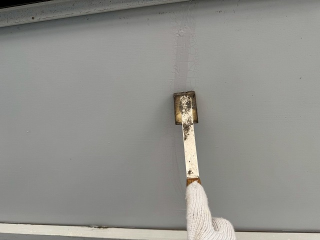 アパート外壁塗装工事で軒天ひび割れへの補修材ヘラ押さえ