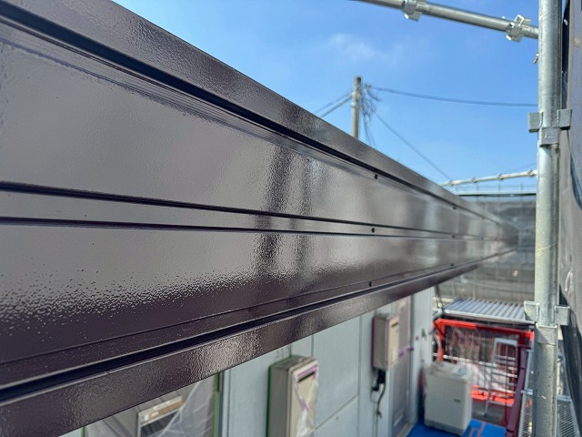 アパート建物塗装工事パラペット部破風板金塗装工程が完了