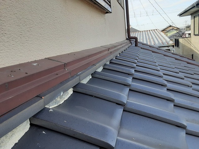 雨漏りが発生している住宅屋根の三日月漆喰劣化状況