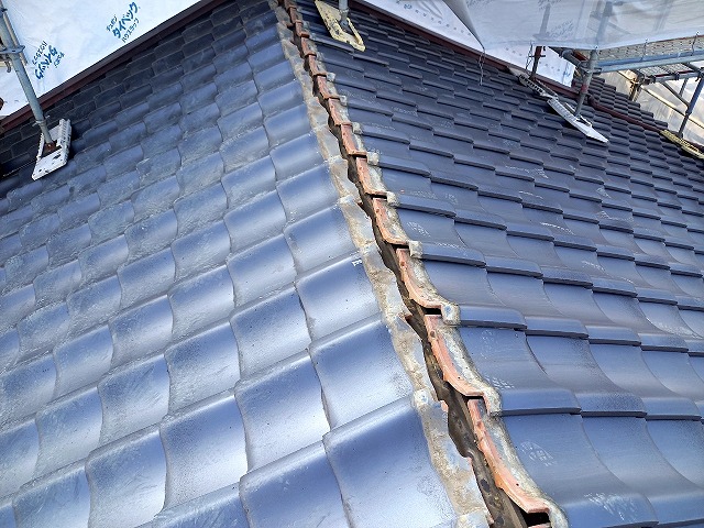 下屋根の棟瓦の解体が完了した状況