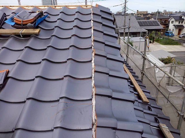 屋根葺き替え工事の箕甲部への掛瓦の設置が完了