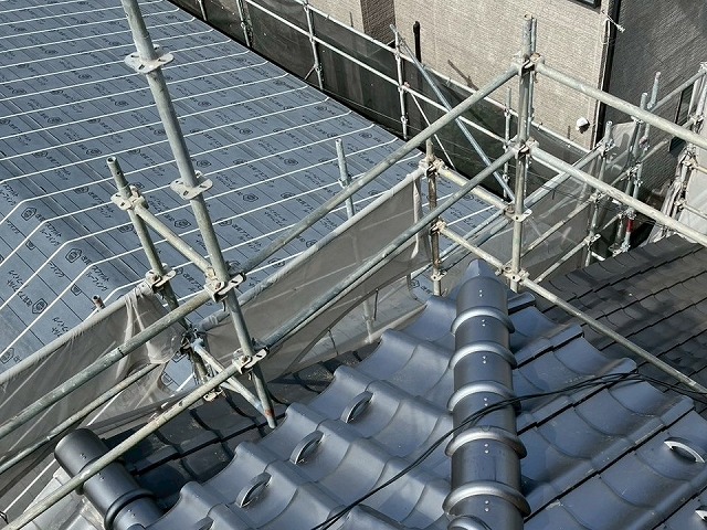 屋根葺き替え工事の隅棟への7寸丸瓦設置状況