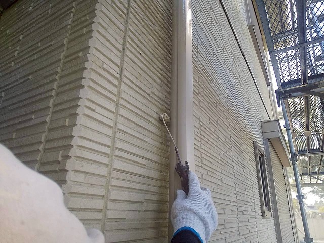 アパート建物塗装工事の竪樋裏側への塗装