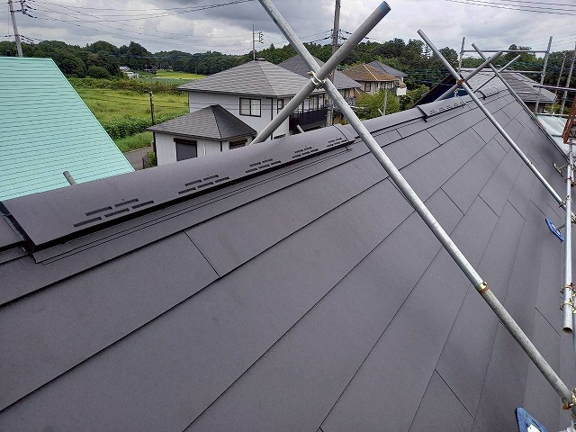 「スーパーガルテクト」を用いた屋根カバー工事の完成状況