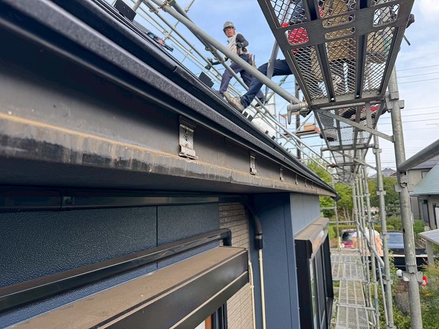 雨樋交換工事の劣化した既存軒樋の取り外し完了状況