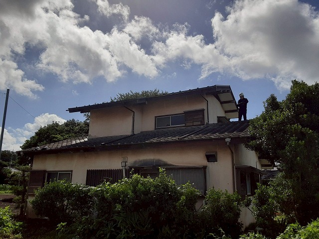 雨漏り調査の結果を受けて屋根葺き替え工事が決定した住宅の外観