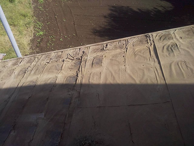 屋根葺き替え工事のセメント瓦撤去が完了