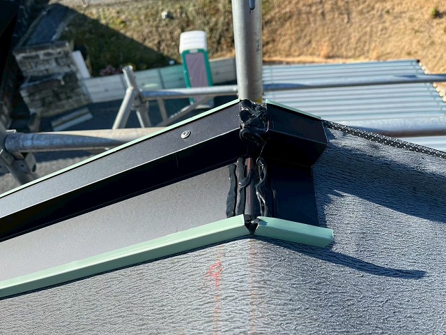 屋根頂上部の捨て水切りへのコーキング処理