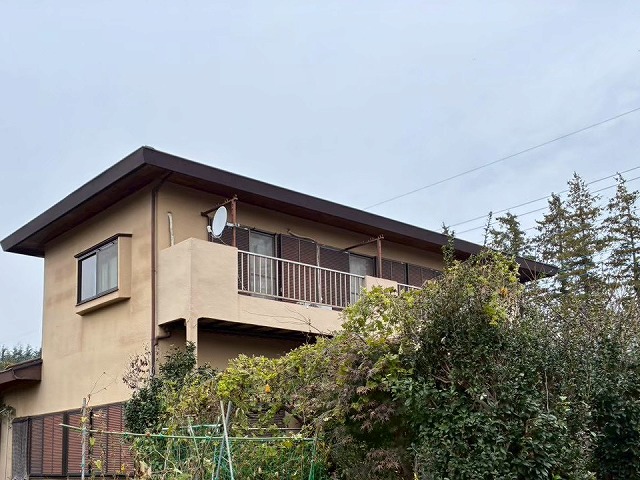 雨樋交換工事を行う住宅の外観