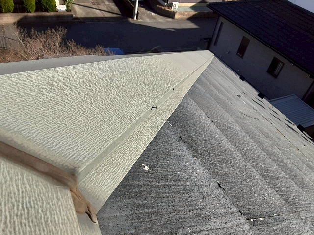 住宅の現場調査で棟板金の固定釘の浮きを確認