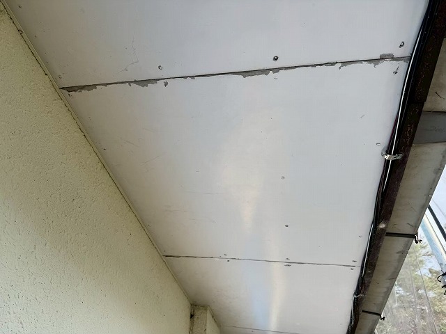 軒天のつなぎ目部分に塗膜剥がれが見られる状態
