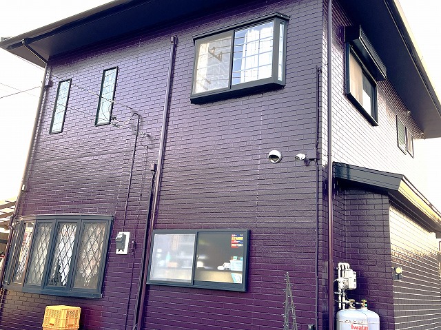 外壁紫の住宅