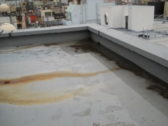 ベランダに溜まった雨水