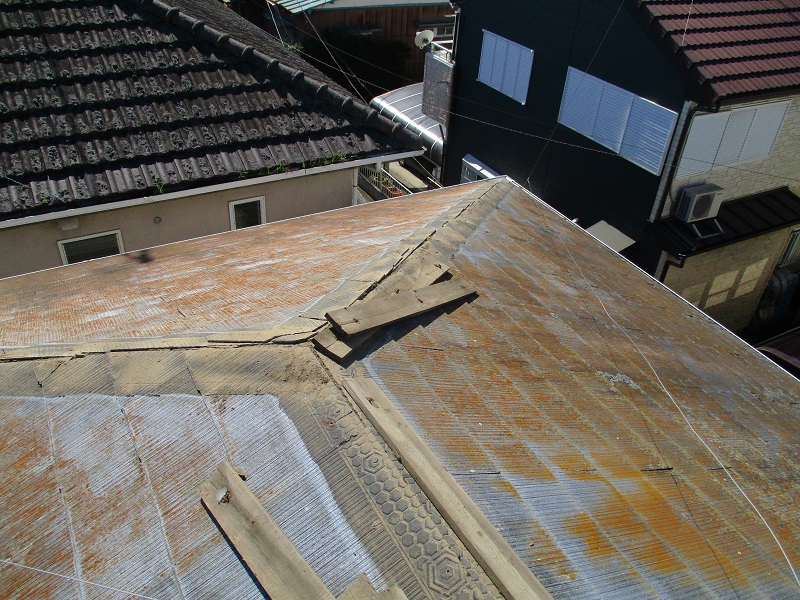 稲敷で板金が剥がれた屋根