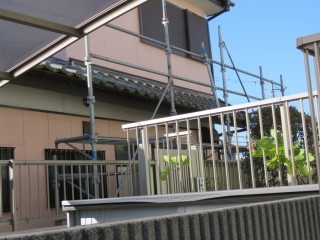 下屋根を撤去する足場