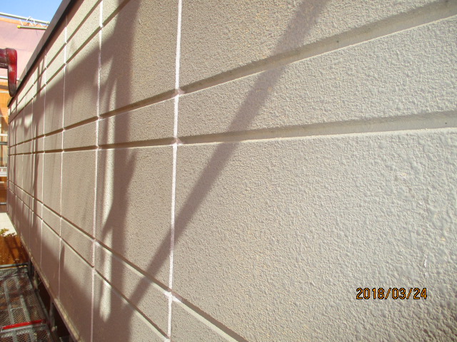 土浦市の外壁・屋根塗装現場の本日の作業もシーリング工事です。