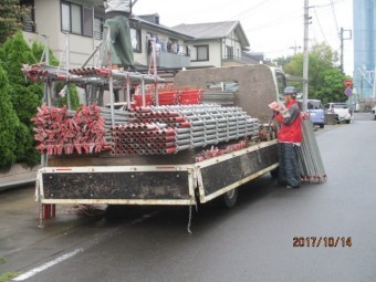 足場トラック車