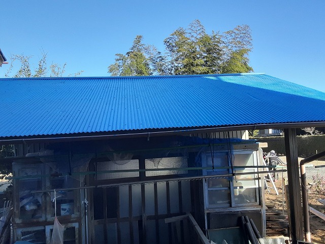 つくば市で物置小屋のトタン屋根をがルバリウム鋼板に葺き替え工事を 