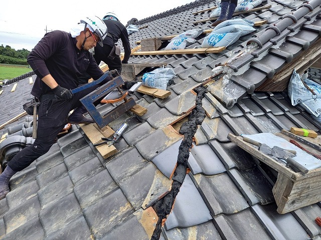 神栖市で入母屋屋根の隅棟を段数を下げて積み直し玄関上の棟を補修工事しました | 稲敷、つくば、土浦で屋根工事なら街の屋根やさんにお任せください