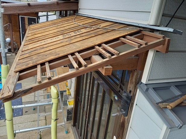 石岡市 庇（ひさし）屋根の補修工事！垂木を補強し屋根を葺替えました！ | 稲敷、つくば、土浦で屋根工事なら街の屋根やさんにお任せください