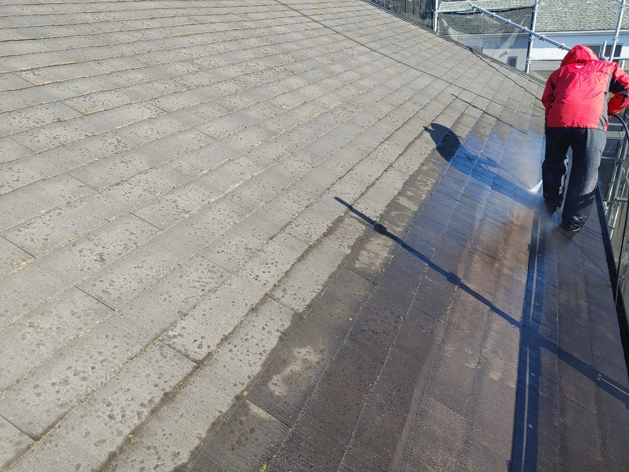 アパート屋根塗装で高圧洗浄作業