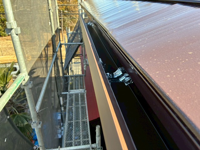 雨樋交換工事の軒樋「ファインスケア NF-Ⅰ型」本体設置工程