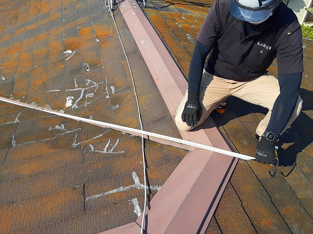 屋根の寸法を計るスタッフ