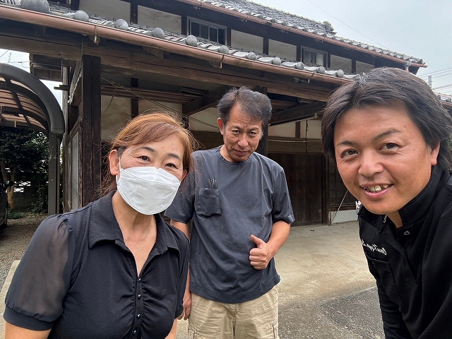 行方市のお客様と記念撮影　屋根補修