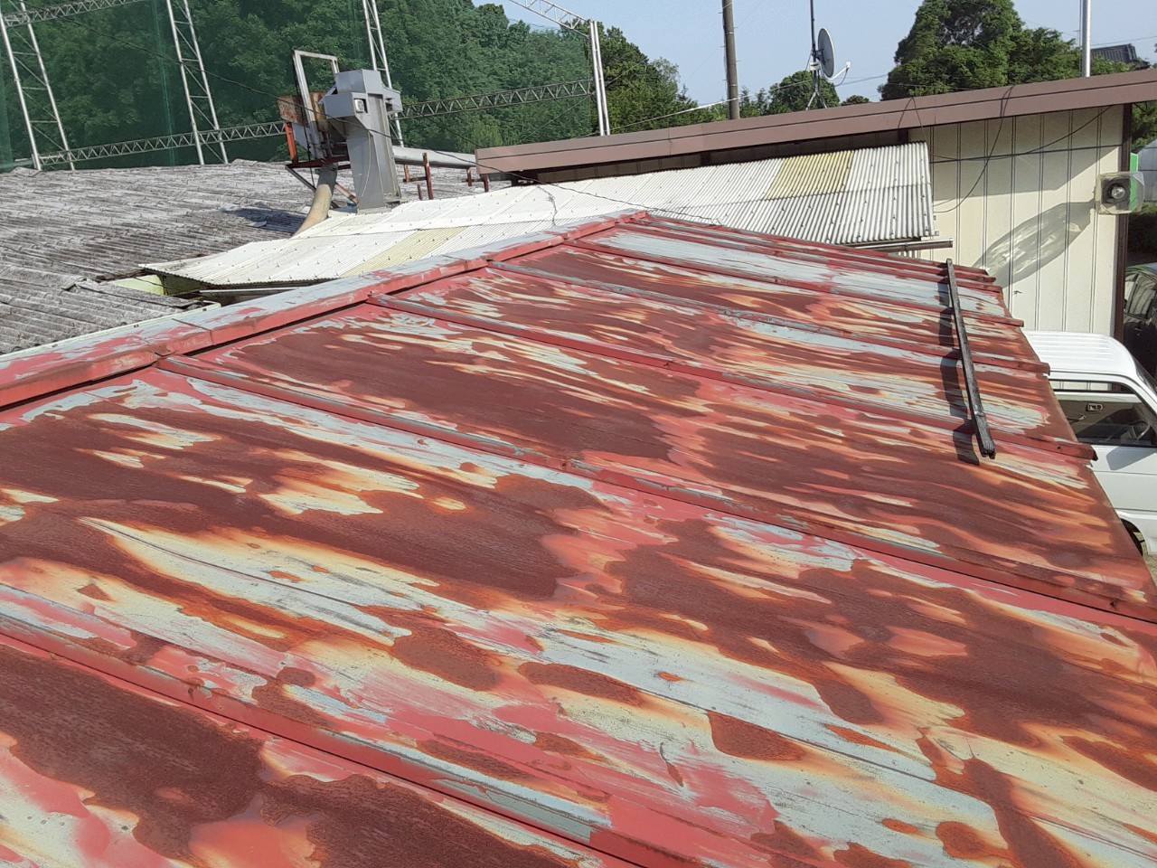 葺き鉄板の広範なサビと劣化