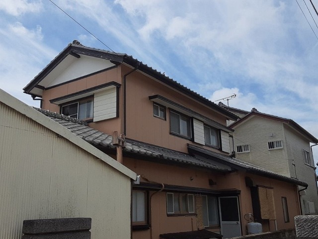 二階建て住宅で雨漏り発生