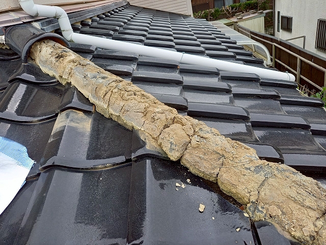 棟瓦の撤去と古い土台の取り除き