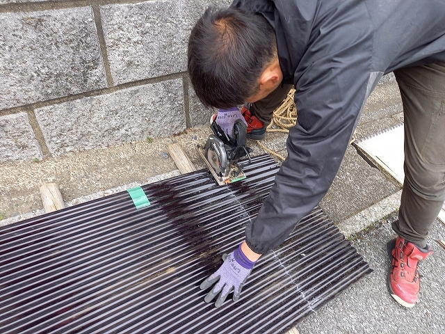 新しい波板の寸法合わせとカット