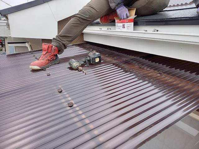 波板の設置と固定作業
