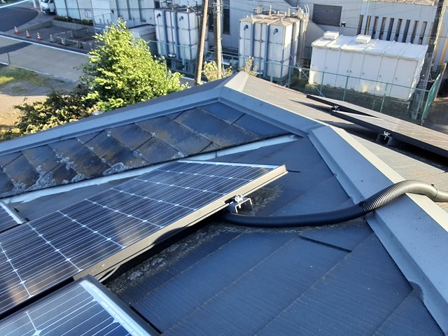 屋根の太陽光パネル下のコケ